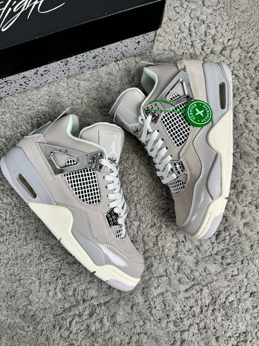 Jordan 4 grises detalles plateados