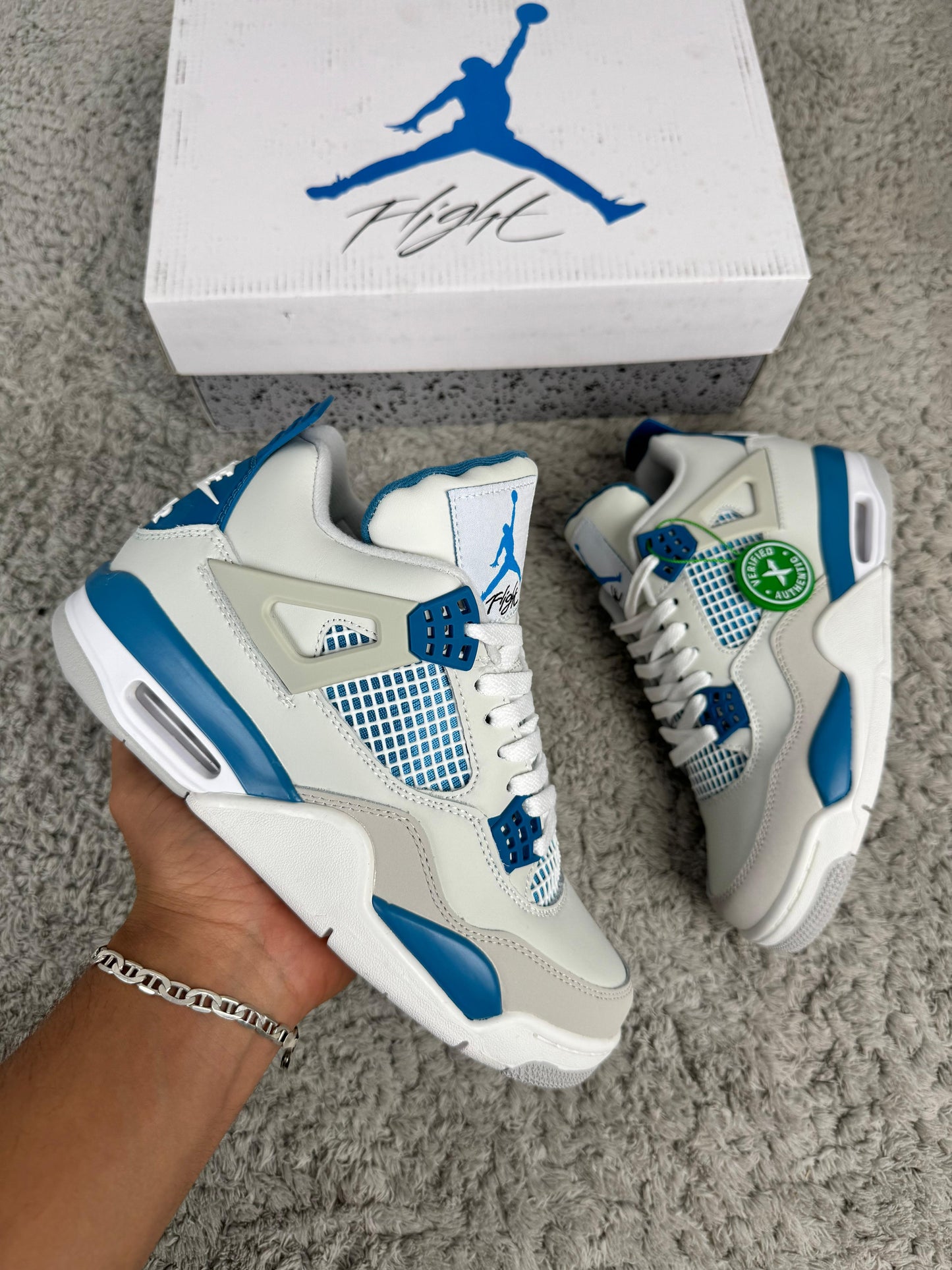 Jordan 4 blancas detalles grises y azules