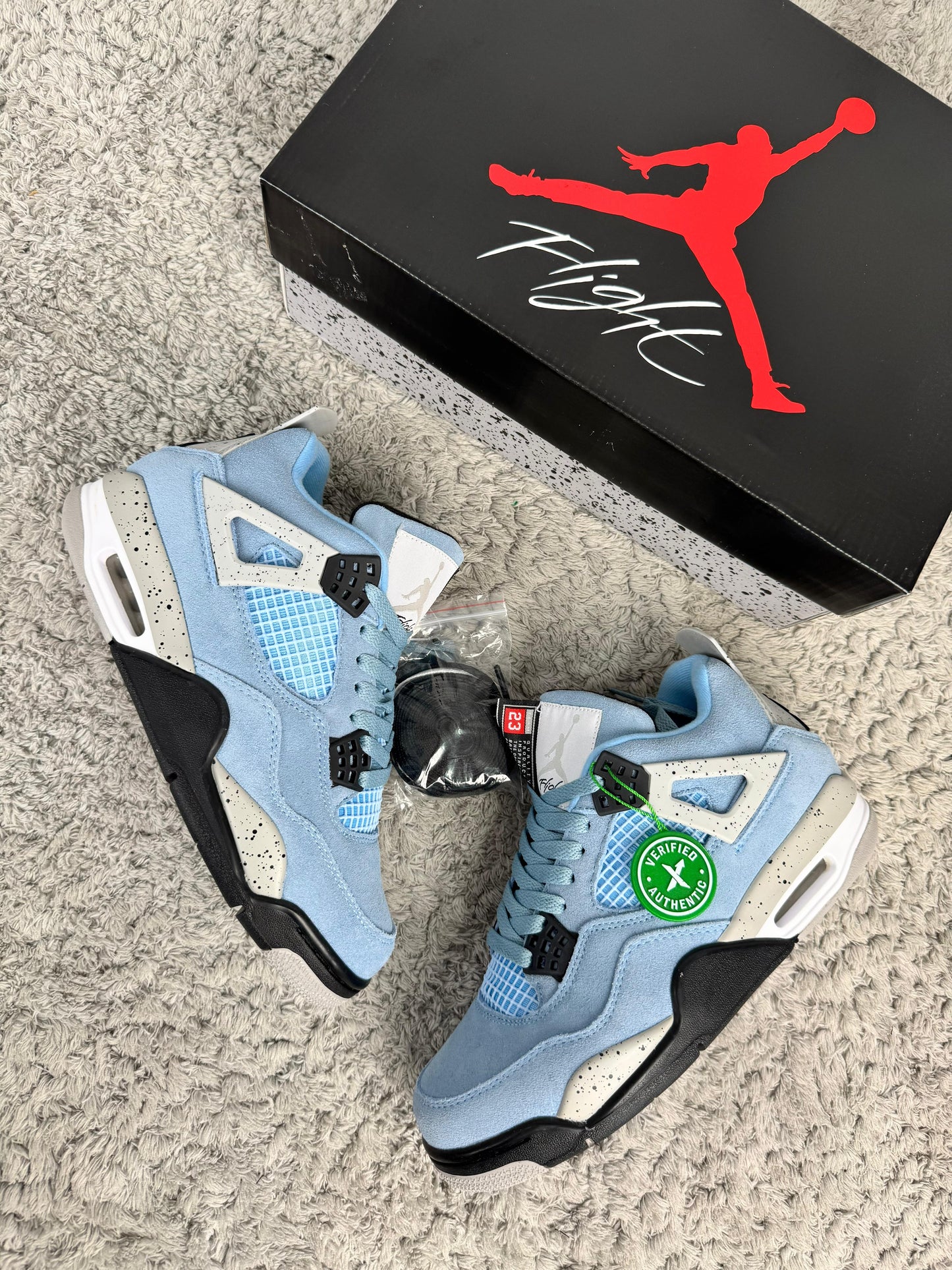 Jordan 4 azul detalles grises y negros