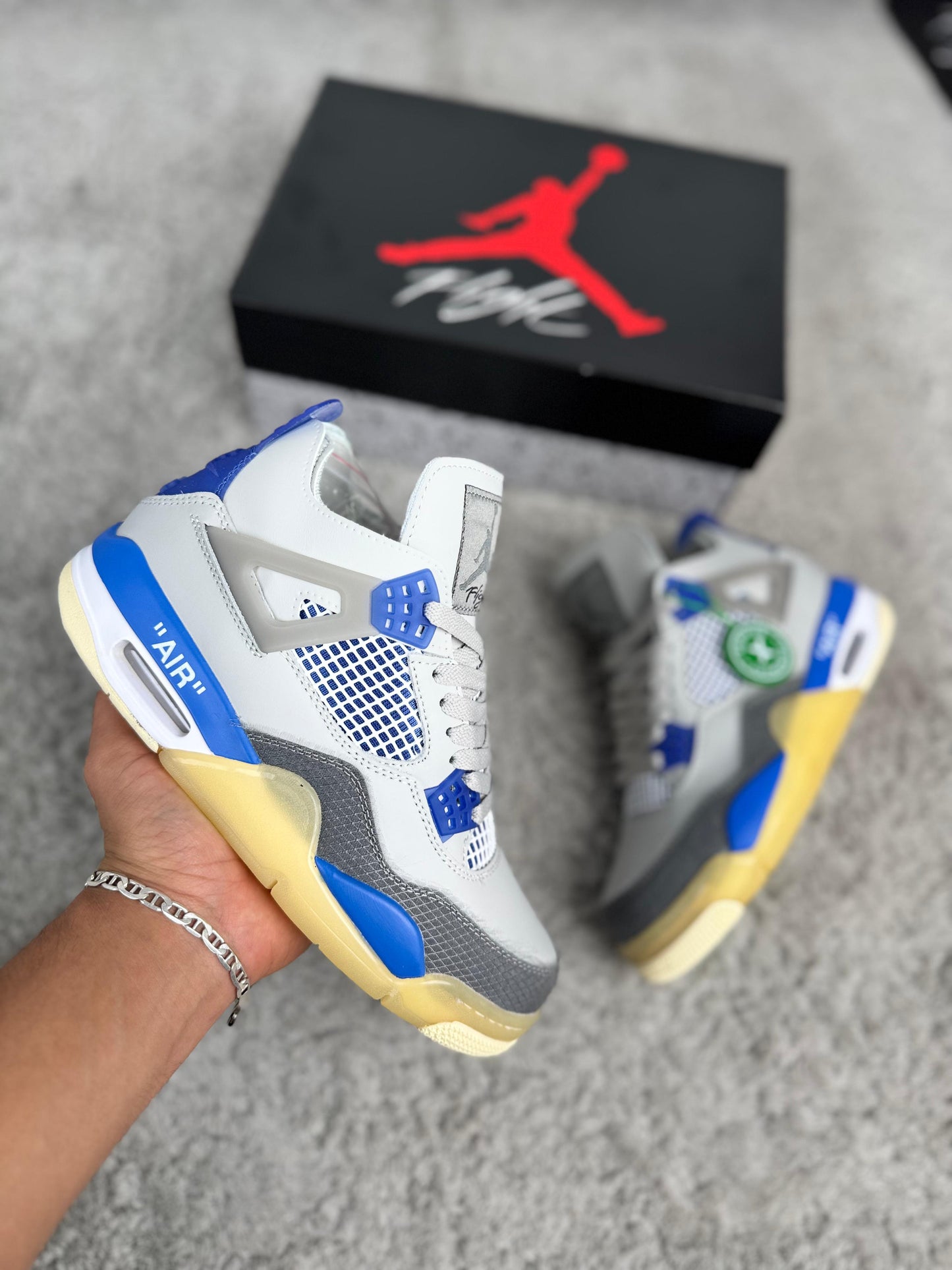 Jordan 4 off white blancas detalles grises y azules