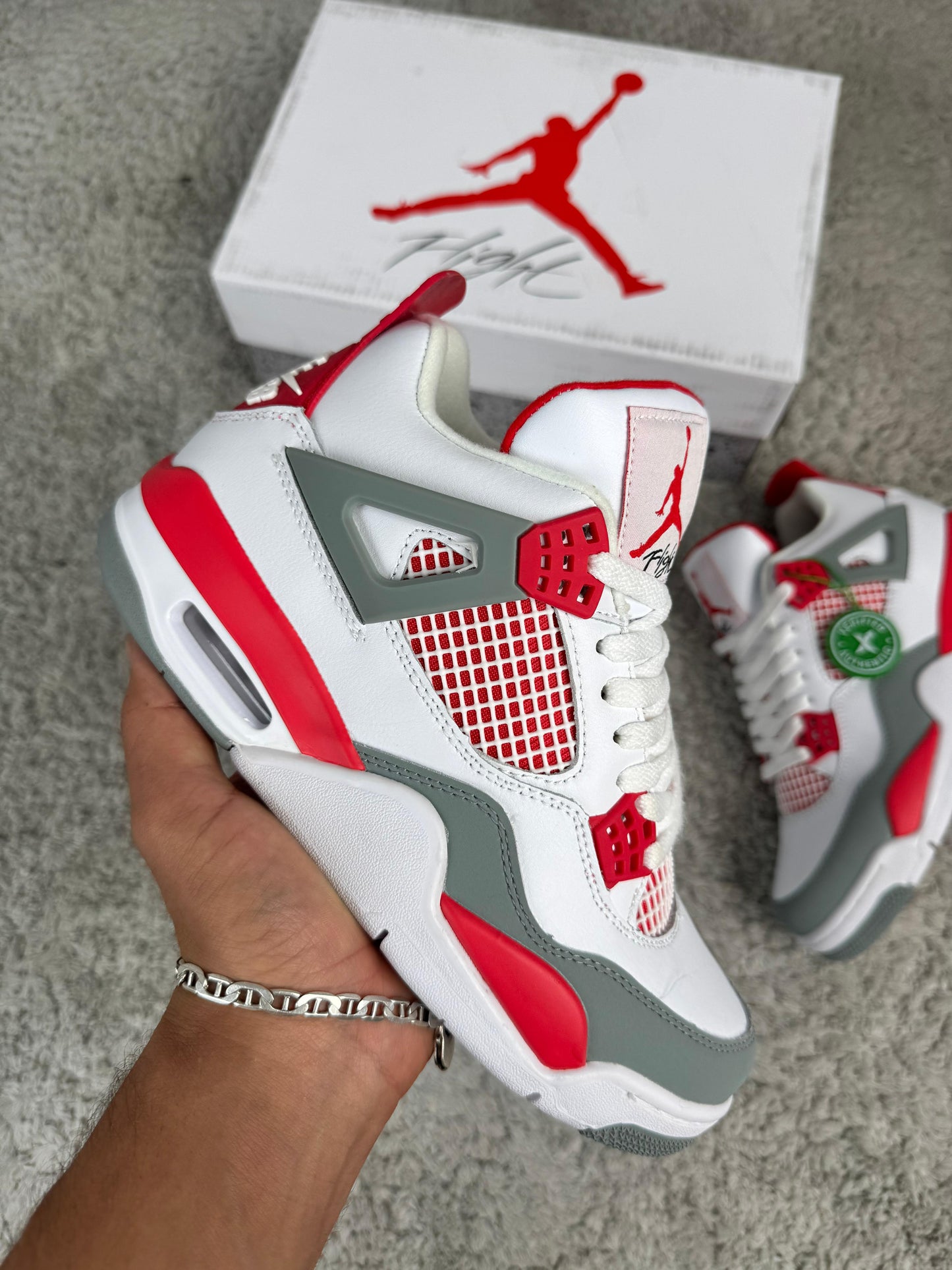 Jordan 4 blancas rojas detalles grises