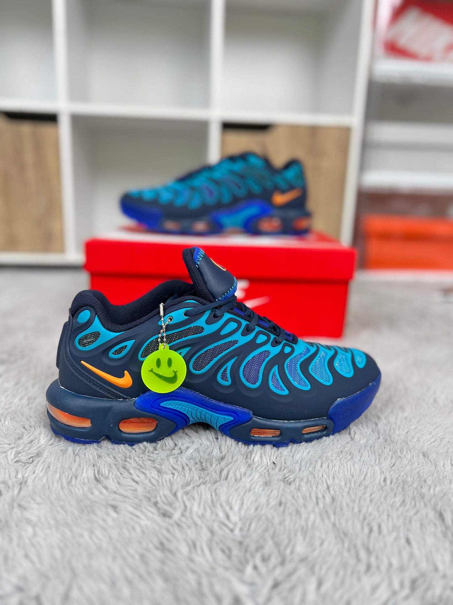 Nike TN 2025 azules logo naranja