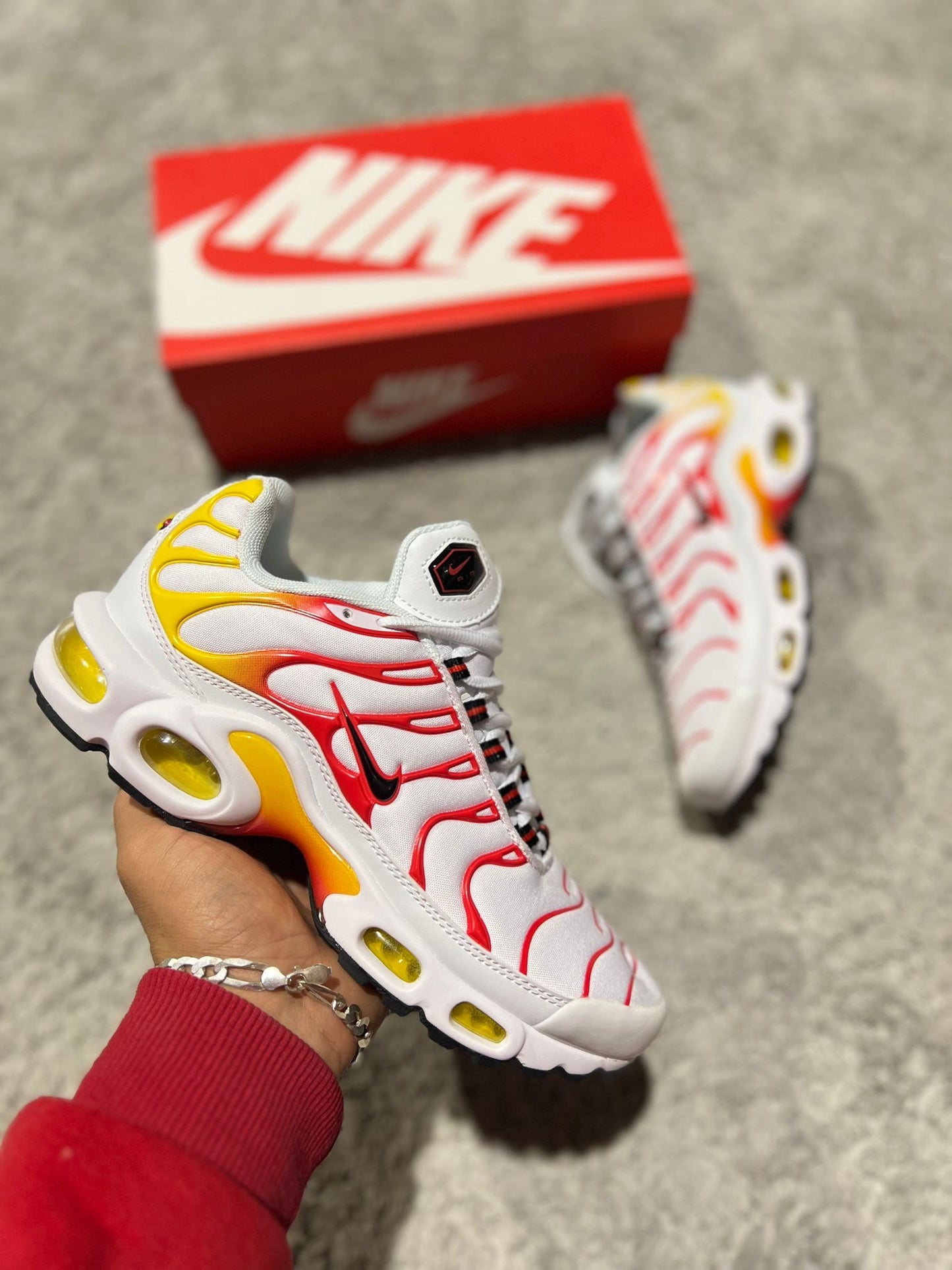 NIKE TN blanca detalles rojos y amarillos logo negro contorno rojo