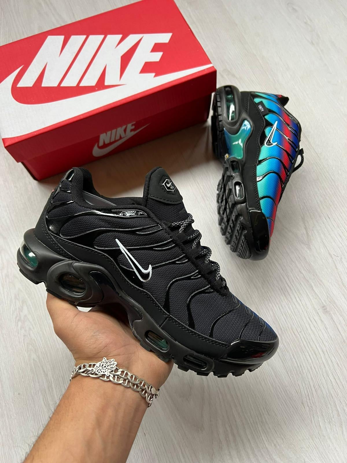 Nike tn negras detalles COLORIDOS