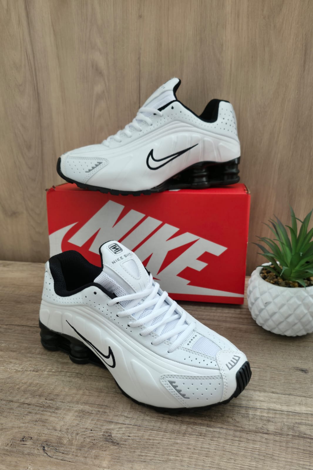 Shox r4 blanca logo negro