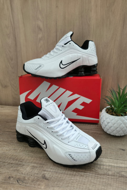 Shox r4 blanca logo negro