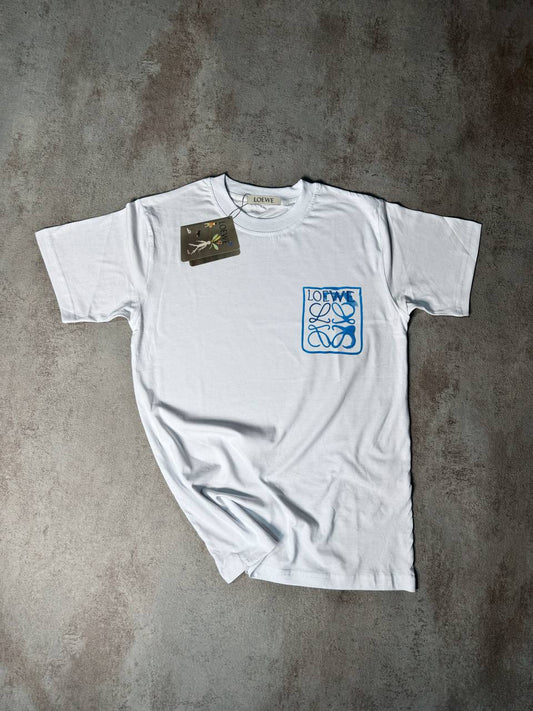 Camiseta Loewe blanca logo azul graffiti