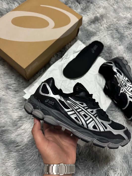 Asics negras logo plateados