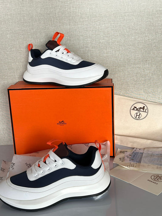 Hermes azul marino y blancas detalles naranjas