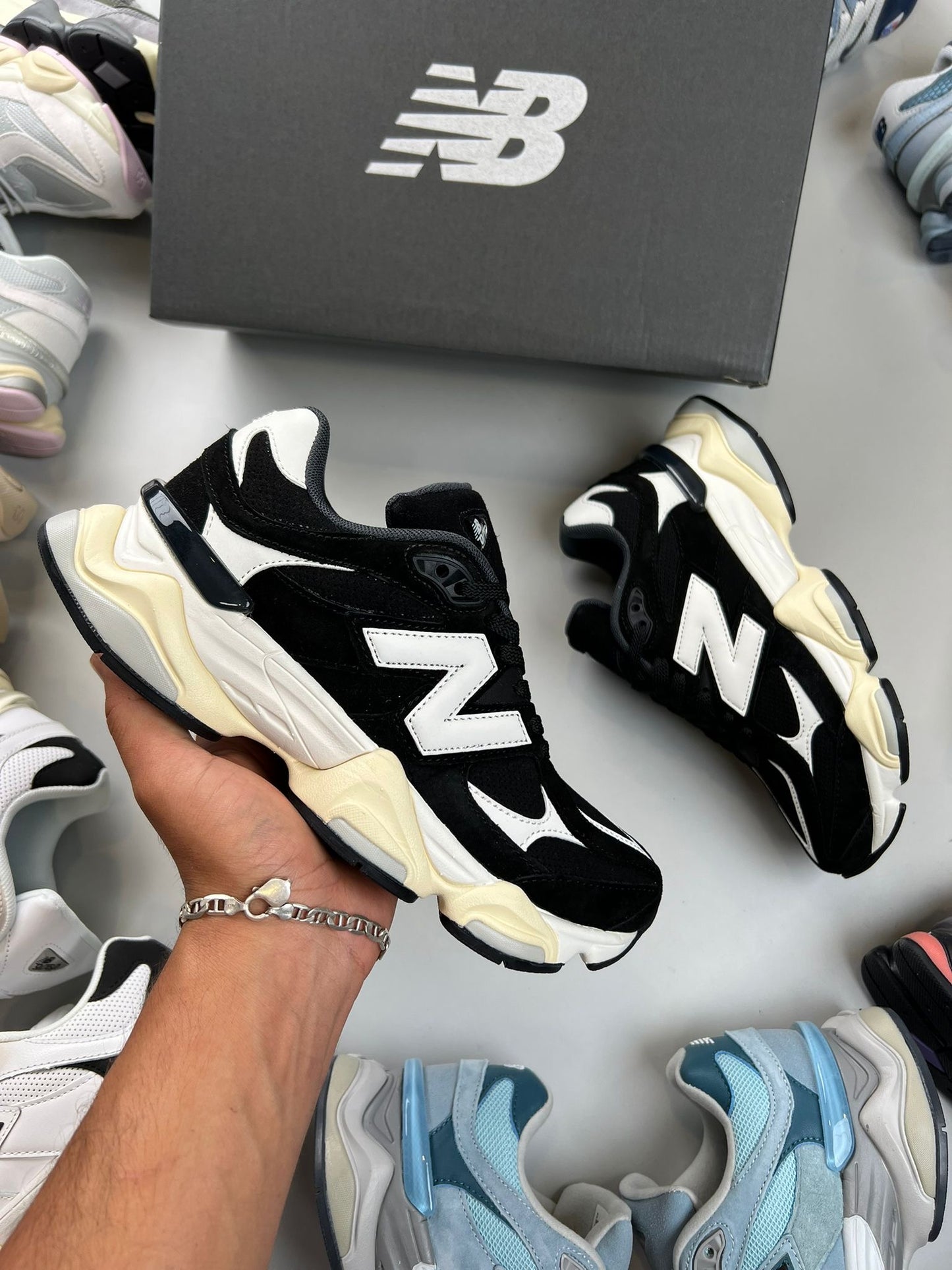 NEW BALANCE 9060 negras logo blanco contorno beige