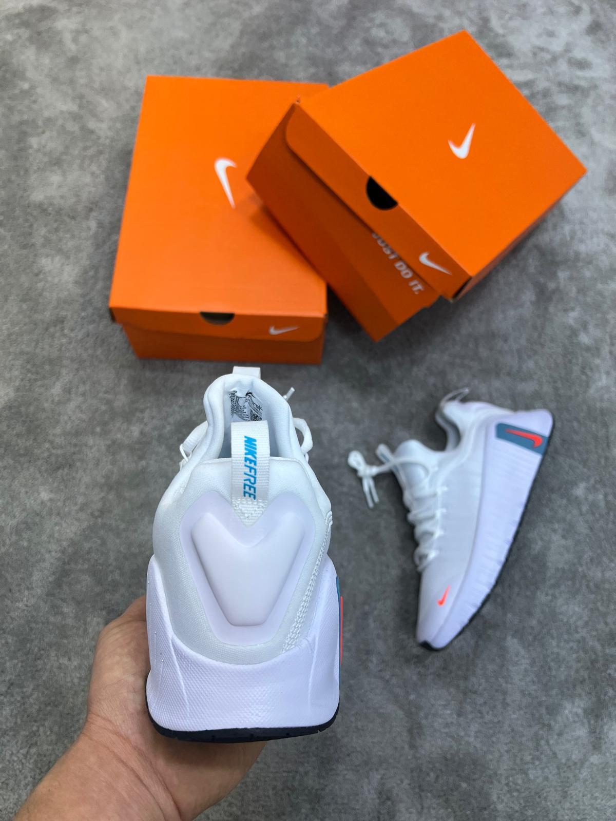 Nike Free Metcon bancas logo naranja detalles azules