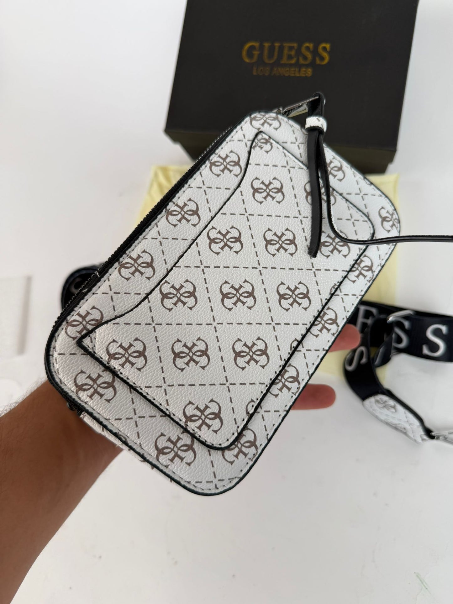 Bolso Guess blanco logo gris detalles marrones