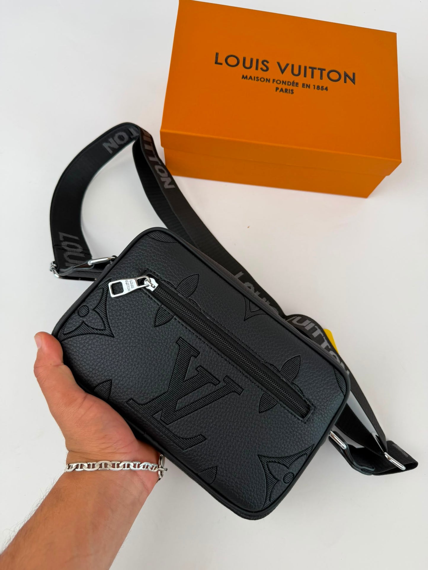 Bandolera Hombre LV logos negros detalles plateados