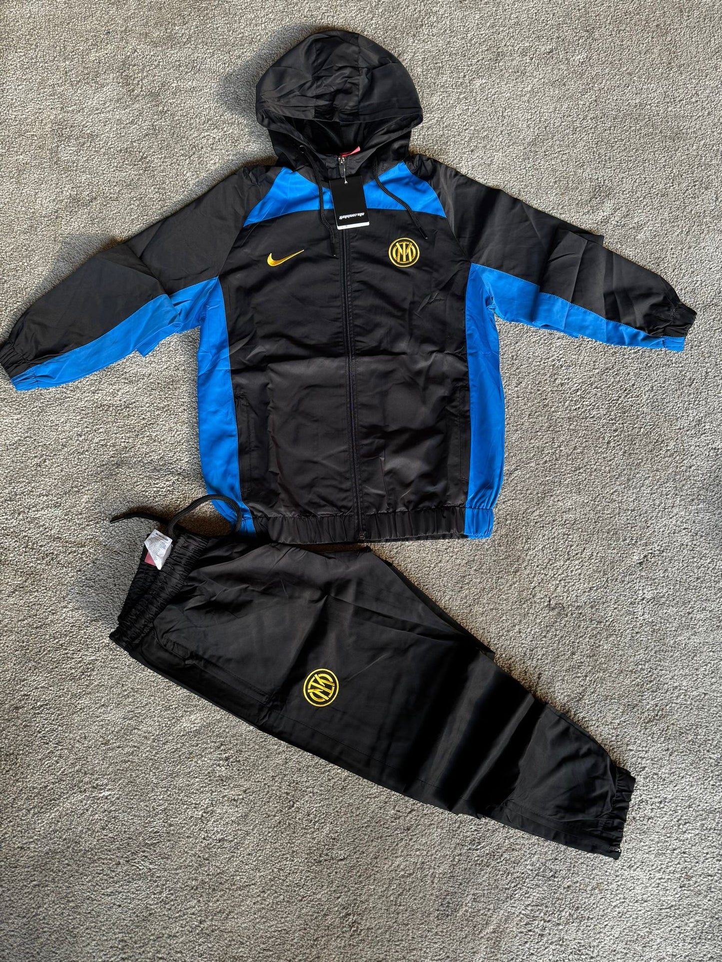 Chandal INTER MILAN NEGRO Y AMARILLO 2024