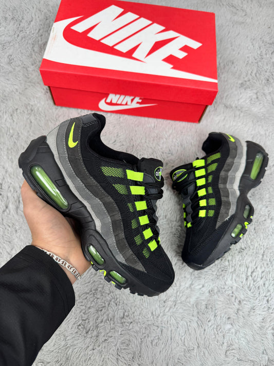 Air max 95 negras y verdes detalles grises