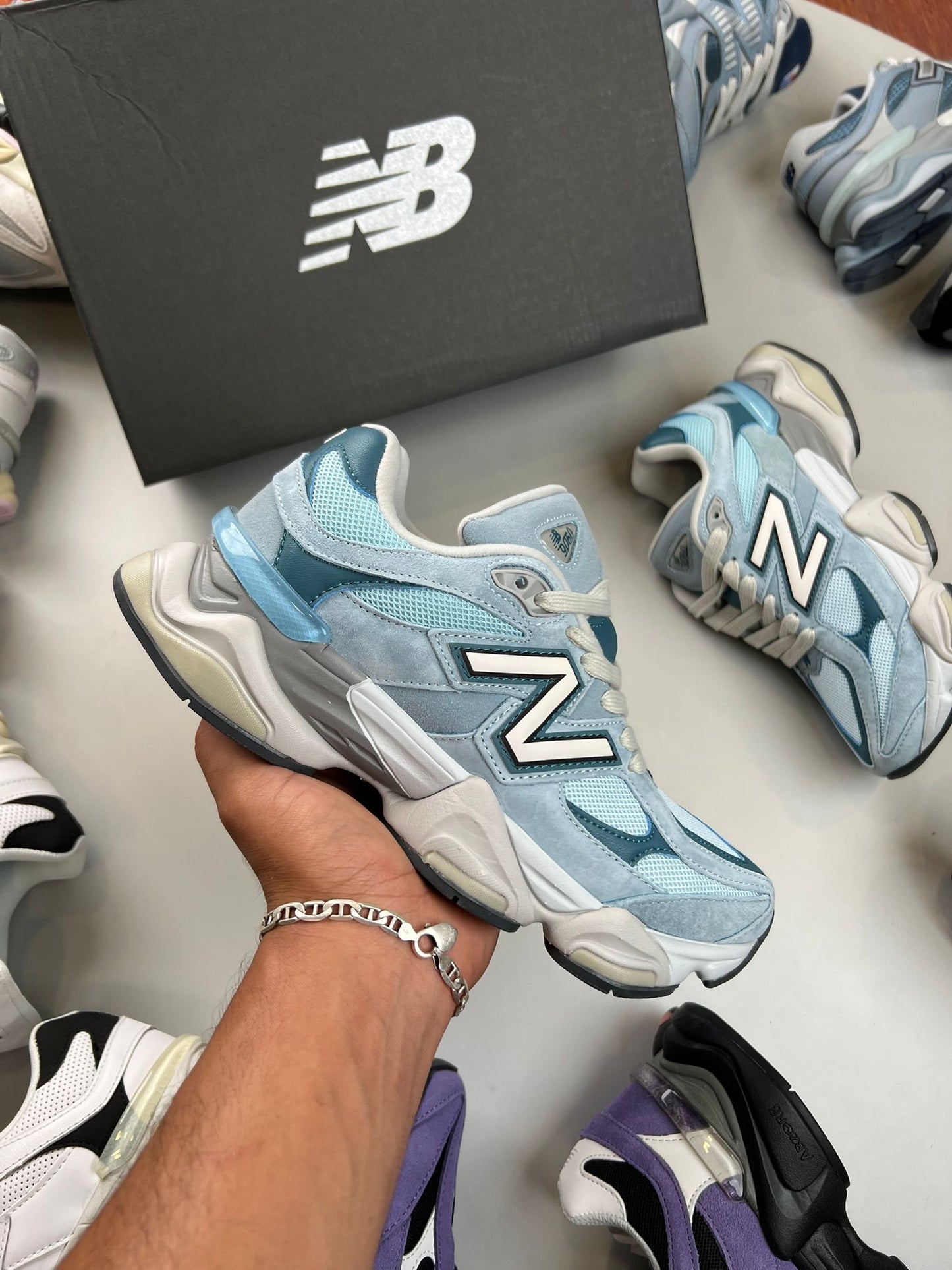 NEW BALANCE 9060 azul logo blanco contorno negro