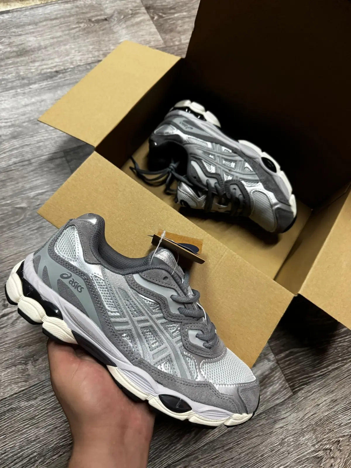 Asics grises detalles blancos