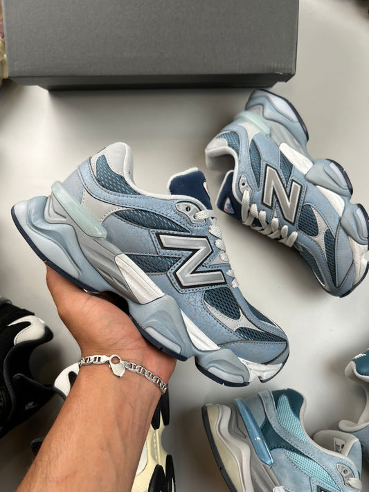 NEW BALANCE 9060 azul logo gris contorno negro