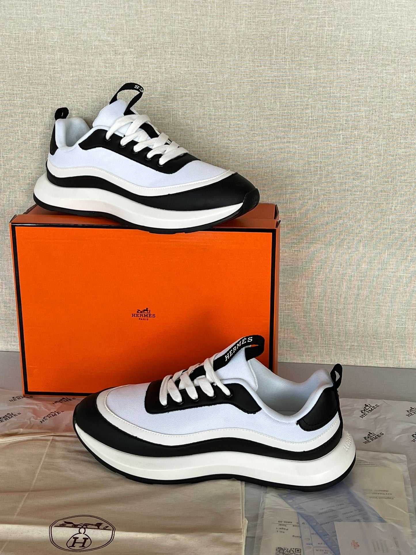 Hermes negras y blancas