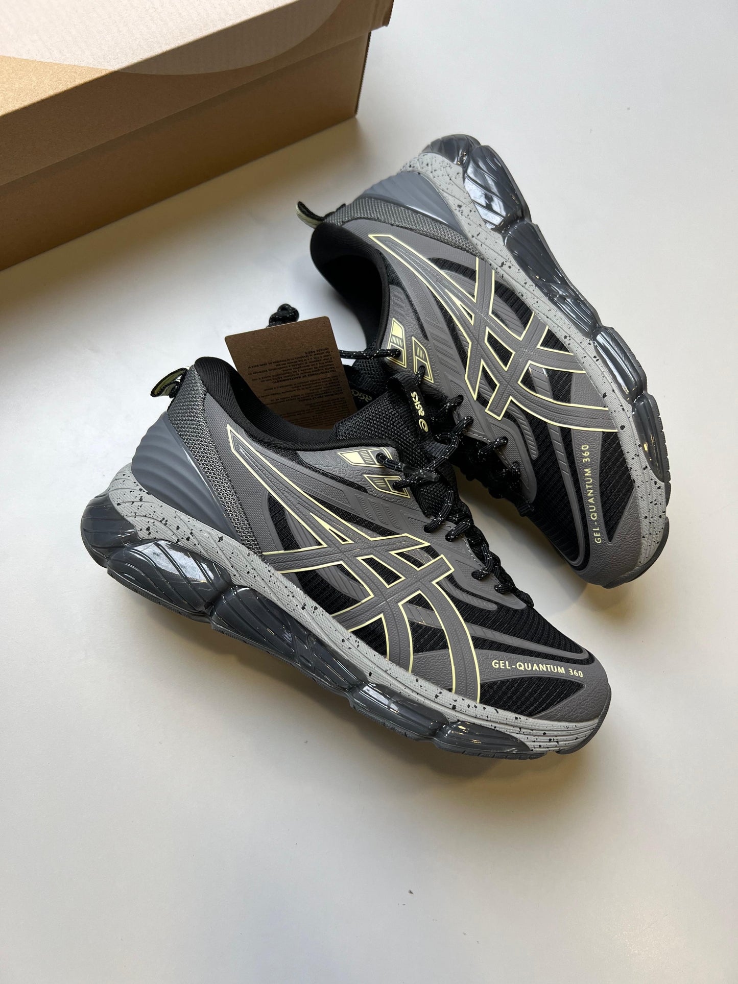 ASICS GEL QUANTUM 360 grises logo amarillo detalles negros