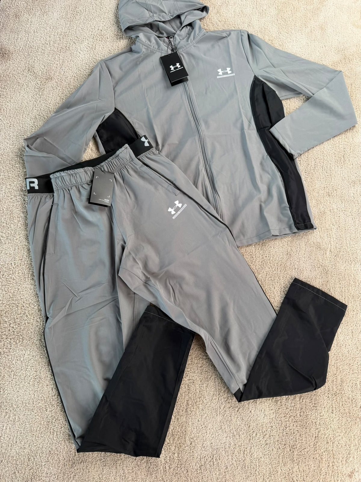 Chandal Under Armour gris logo blanco