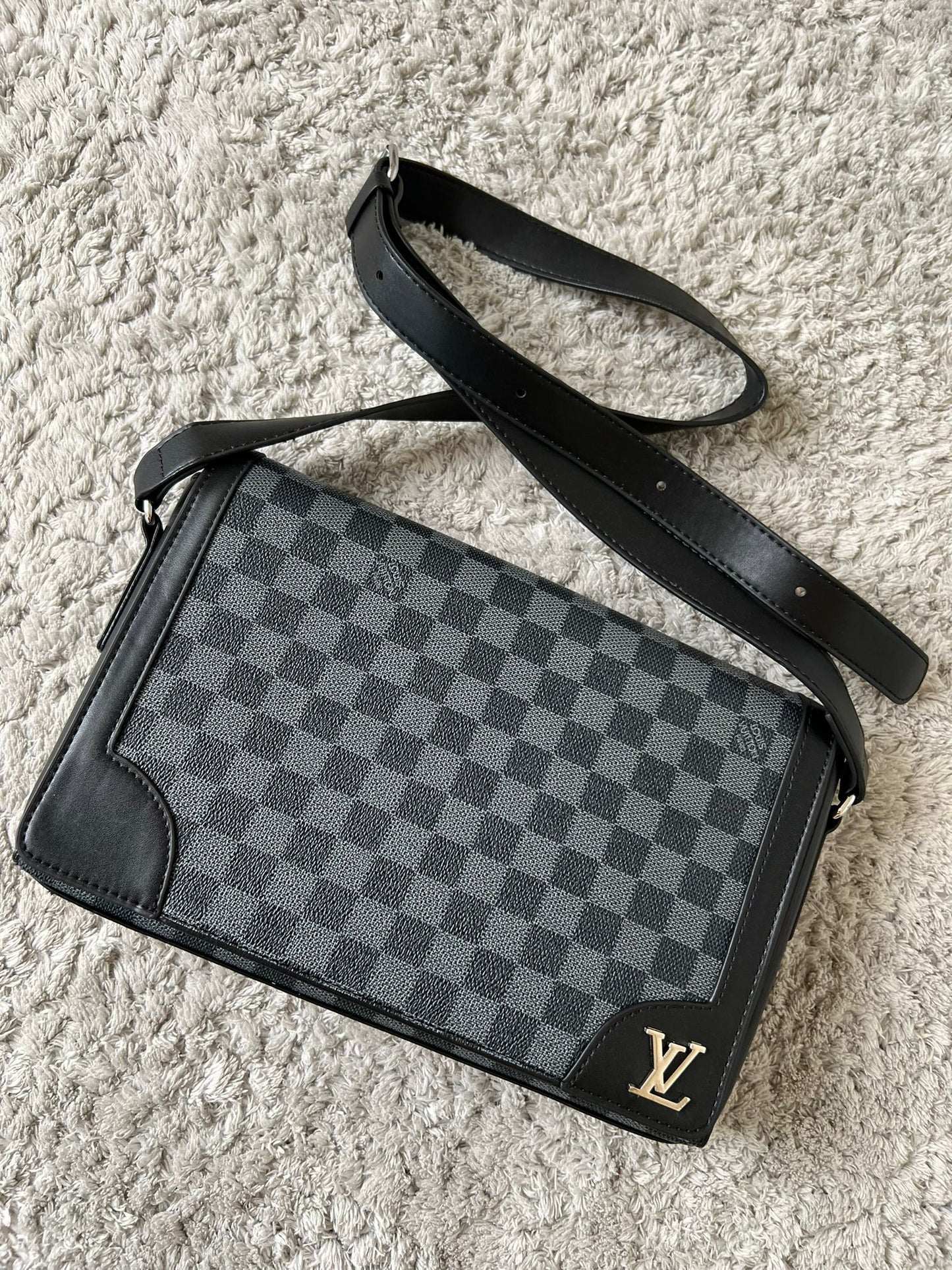 Bolso LV negro logo dorado