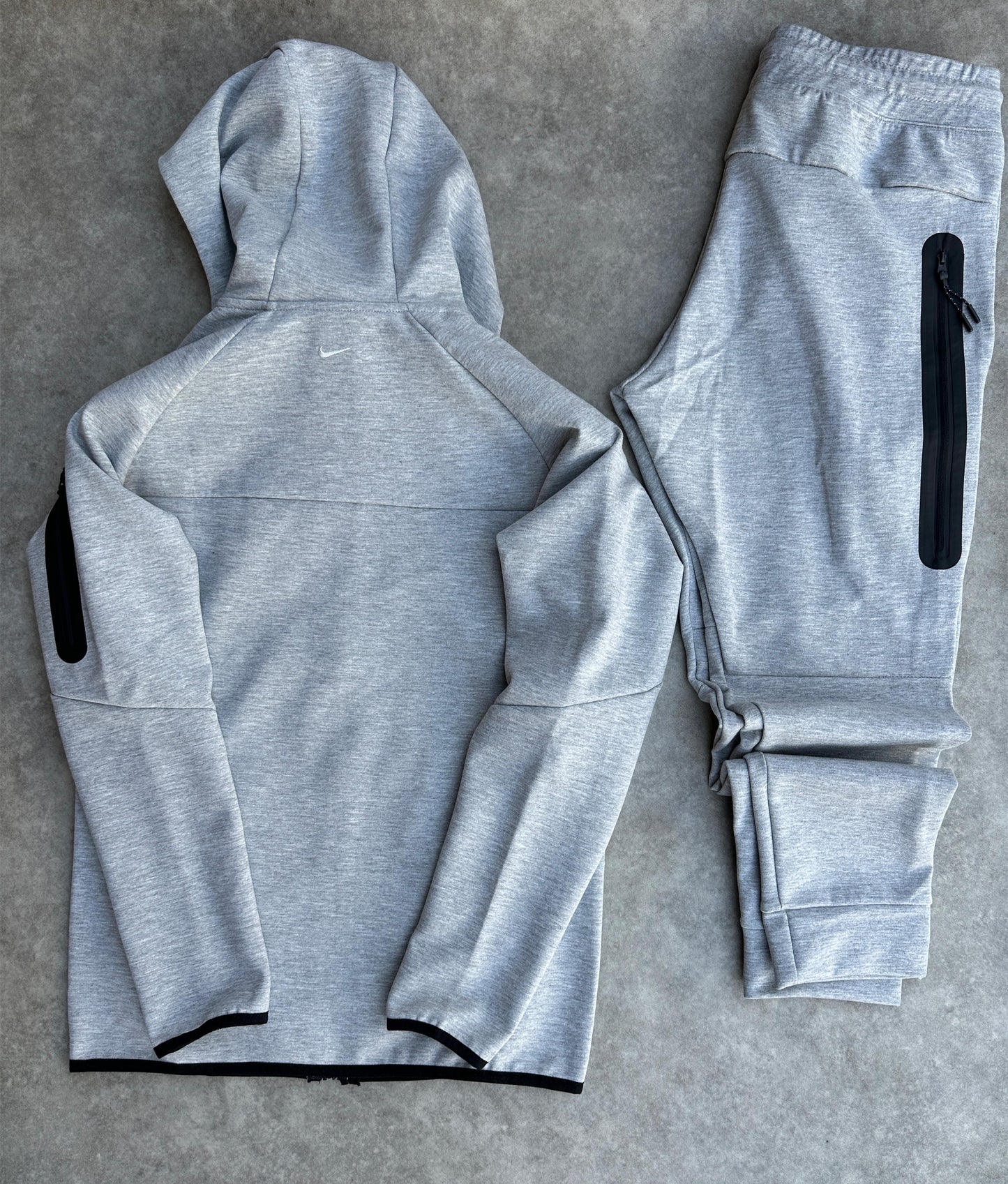 Nike tech x mamba gris logo blanco