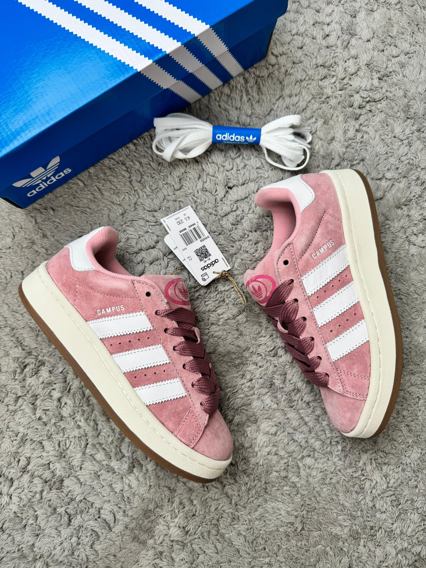 Adidas campus rosa logo blanco