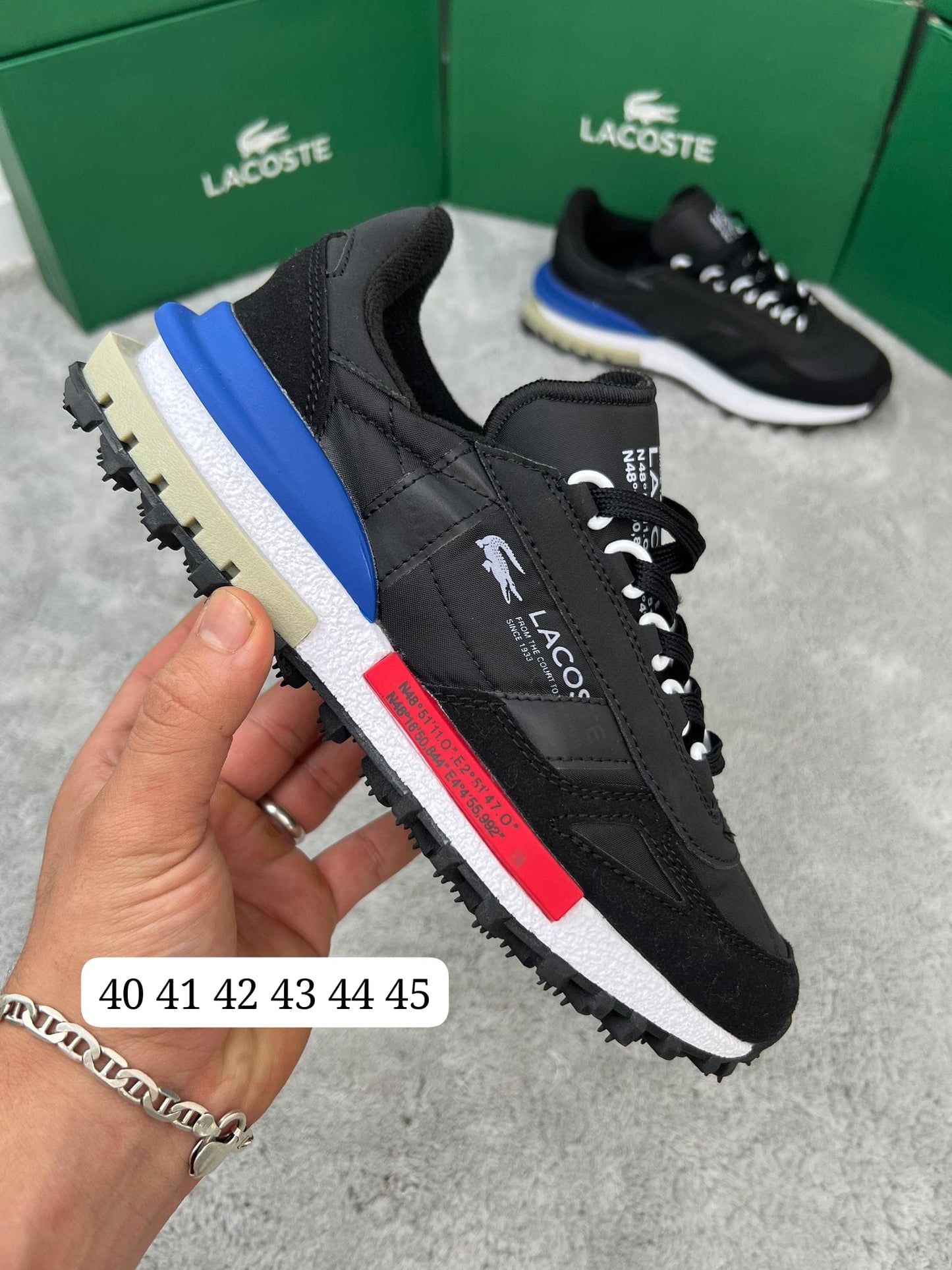 Zapatillas lacoste negro logo blanco detalles rojos y azules