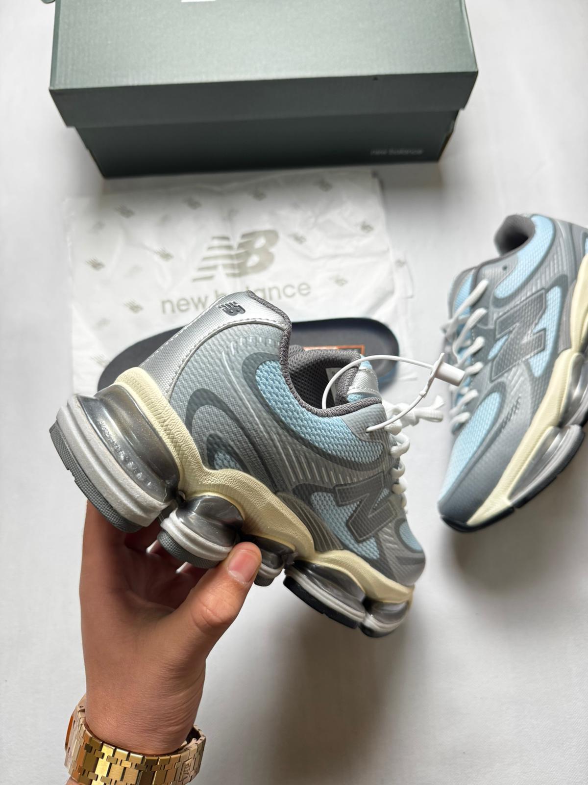 New Balance 2000 grises detalles azules