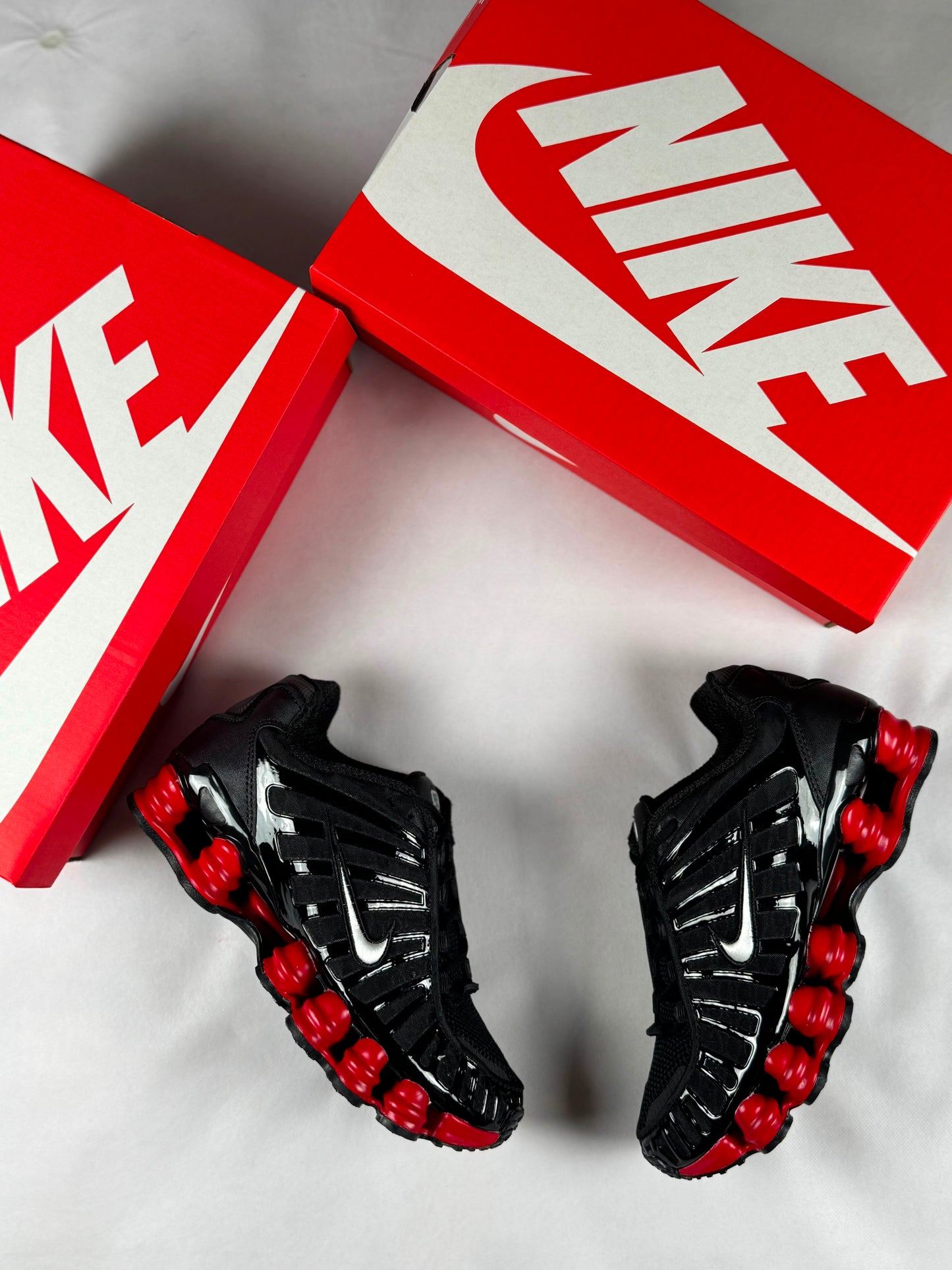 Shox negras logo blanco detalles rojos