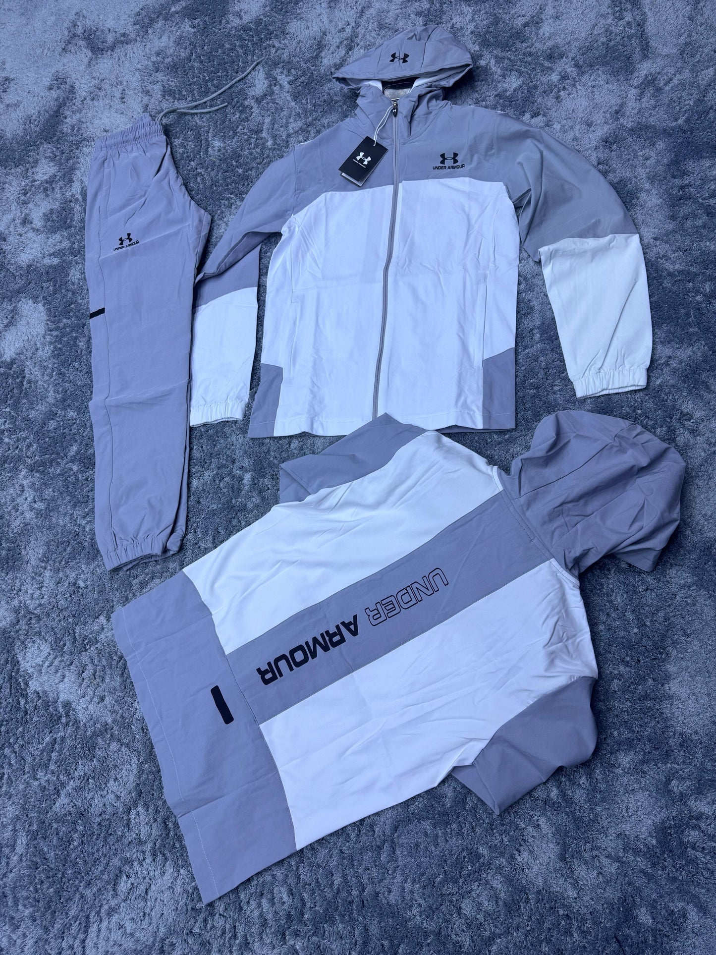 Chandal under armour blanco y gris logo negro