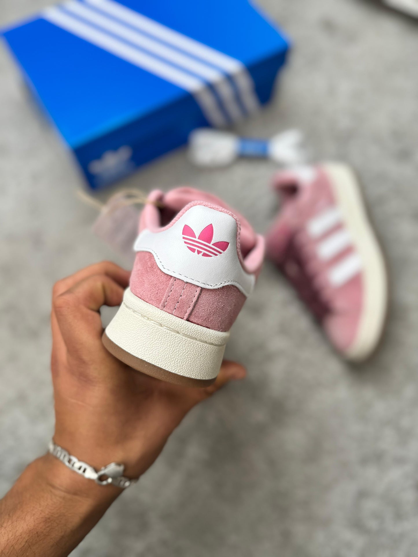 Adidas campus rosa logo blanco