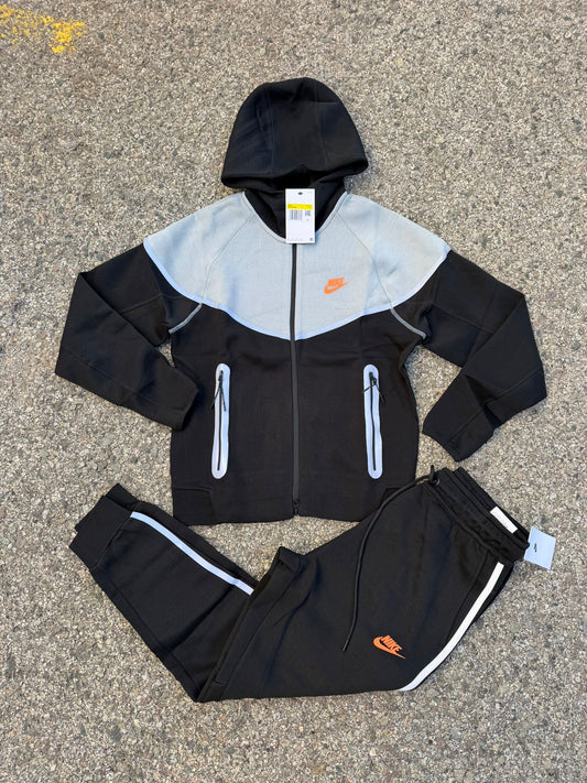 Nike tech negro y gris logo naranja