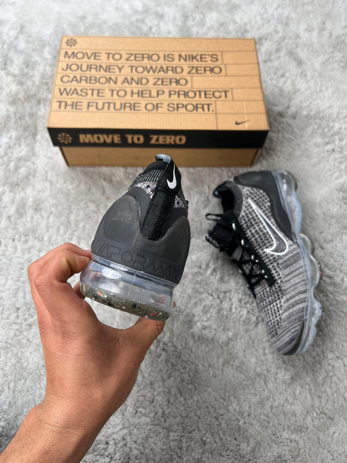 Vapormax 2024 grises y negras logo negro contorno blanco