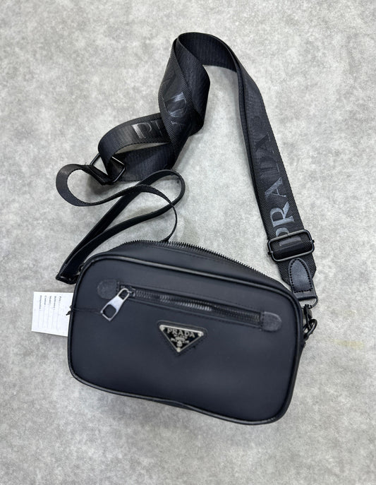 Bolso prada negro lo plateado y negro