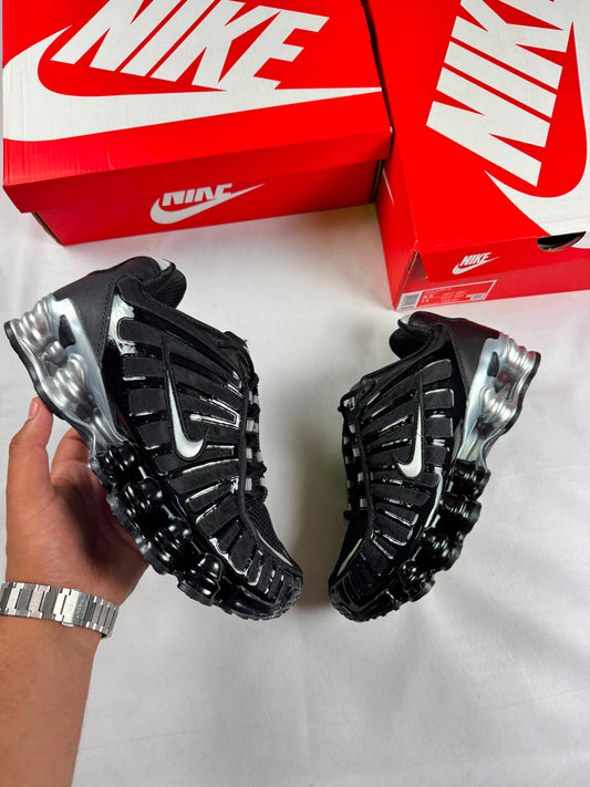 Shox negras logo plateado
