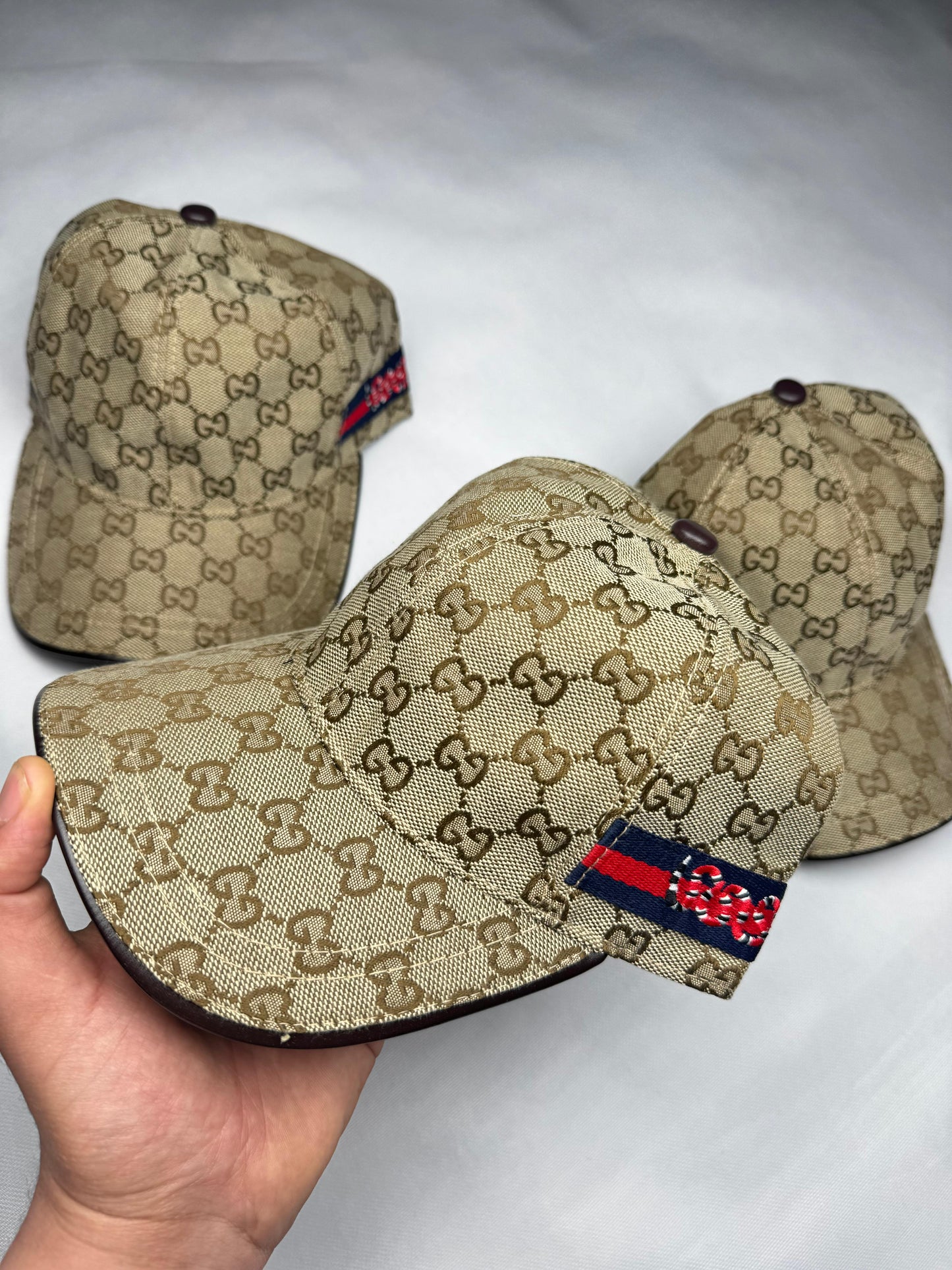 Gorra gucci marron logos marron detalles azules y rojo