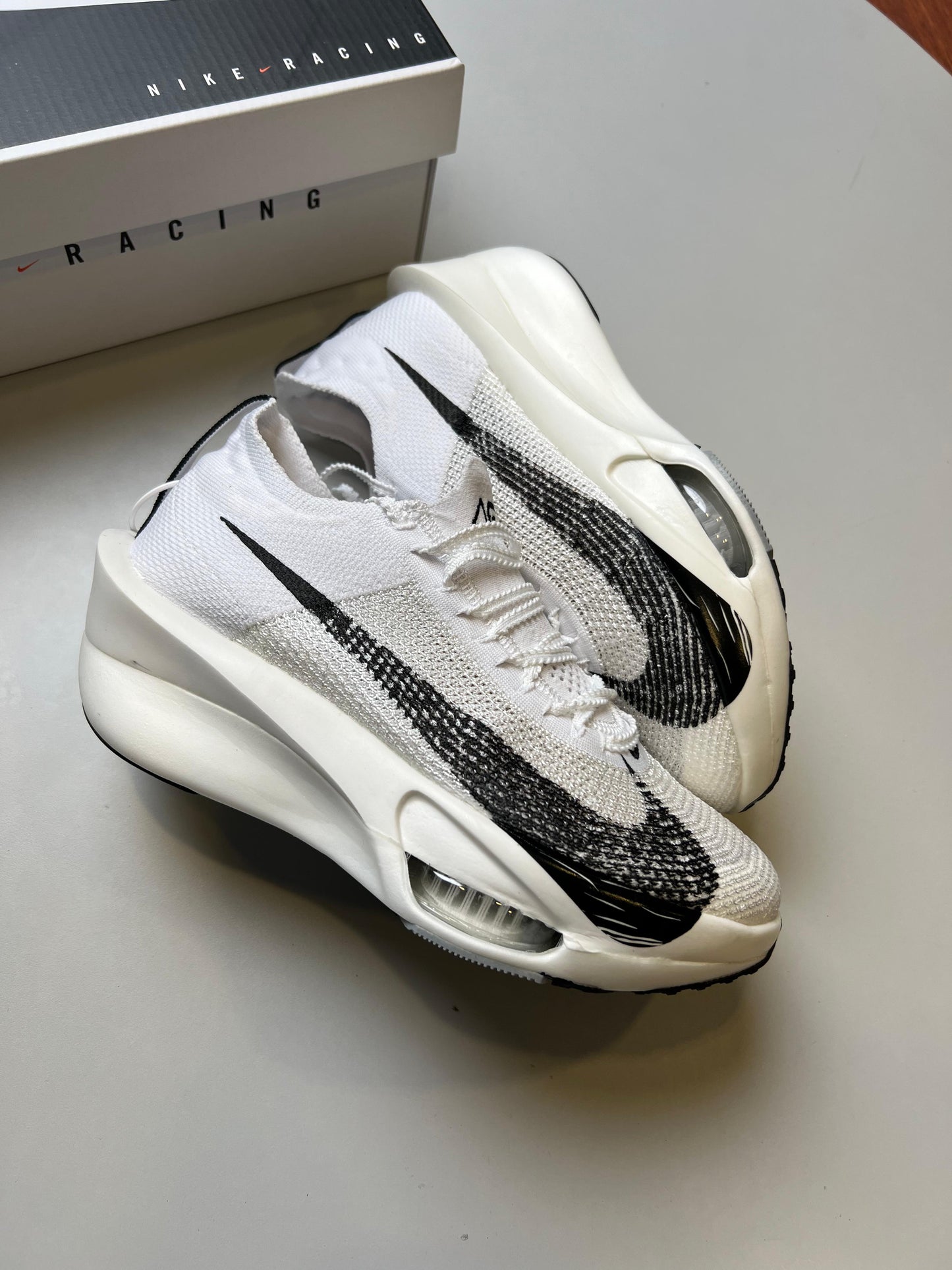 NIKE AIR ZOOM ALPHAFLY NEXT % blanco logo negro detalles crema