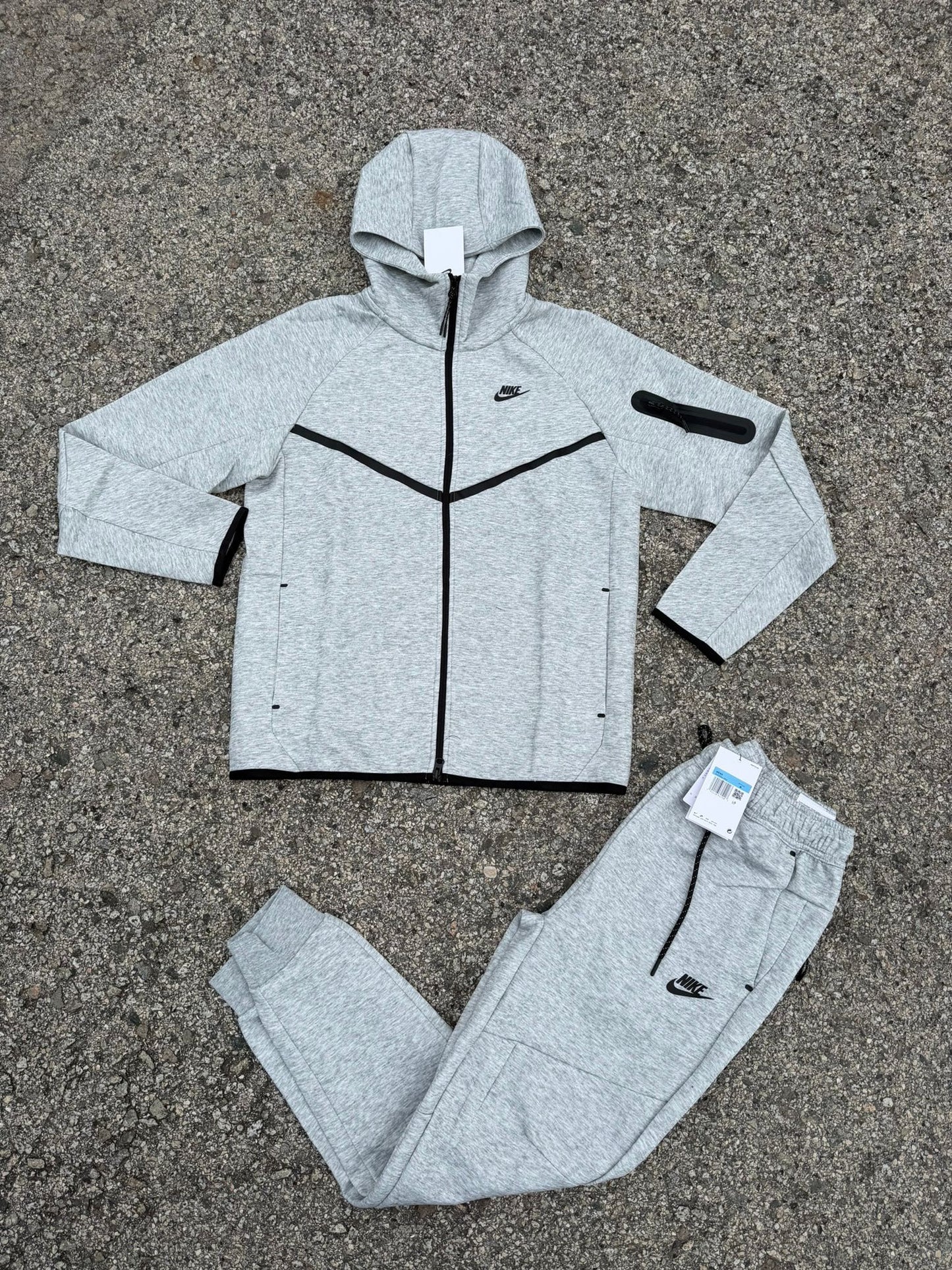 Chandal Nike tech gris logo negro