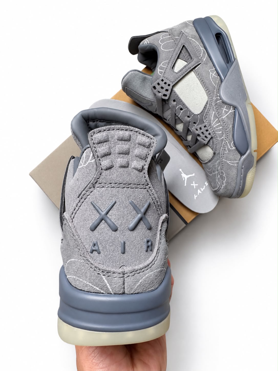 Jordan 4 X Kaws Gris detalles blancos