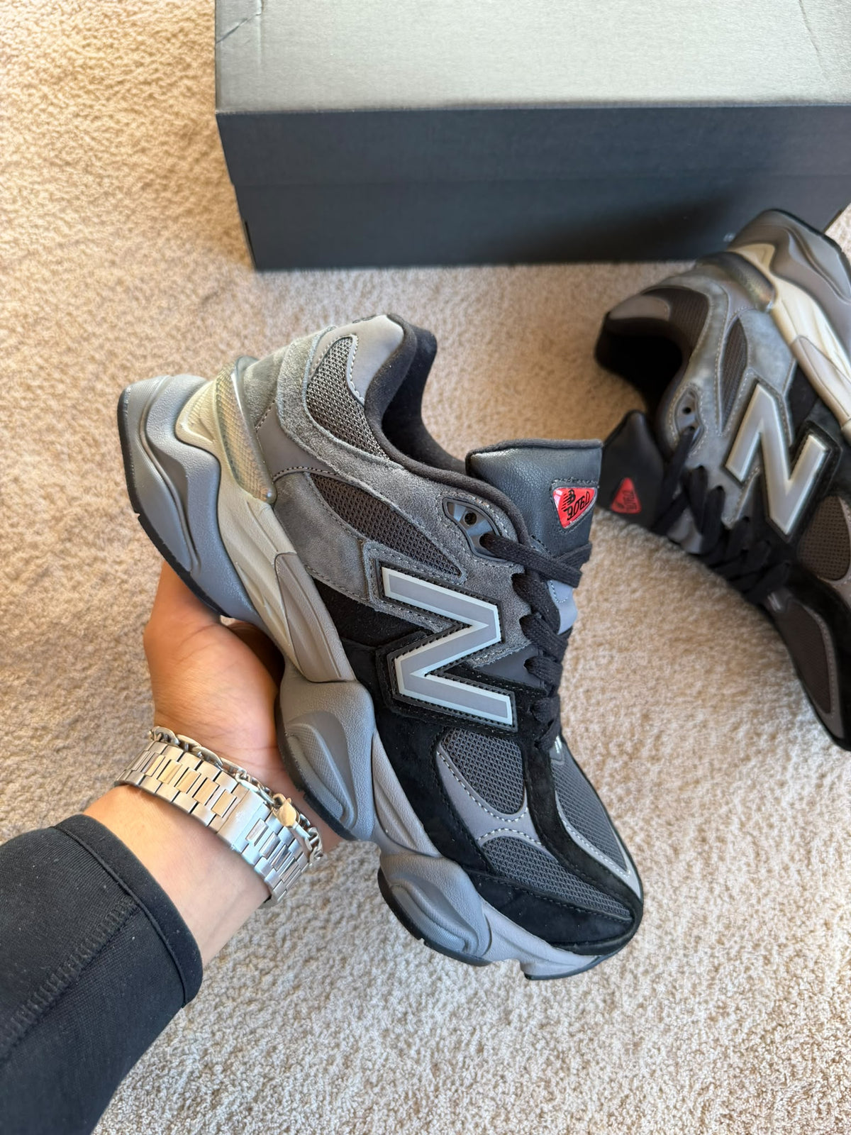 New Balance 9060 grises y negras