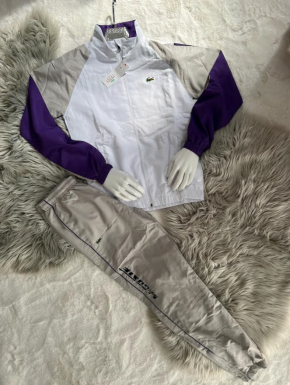 Chandal Lacoste blanca y morado