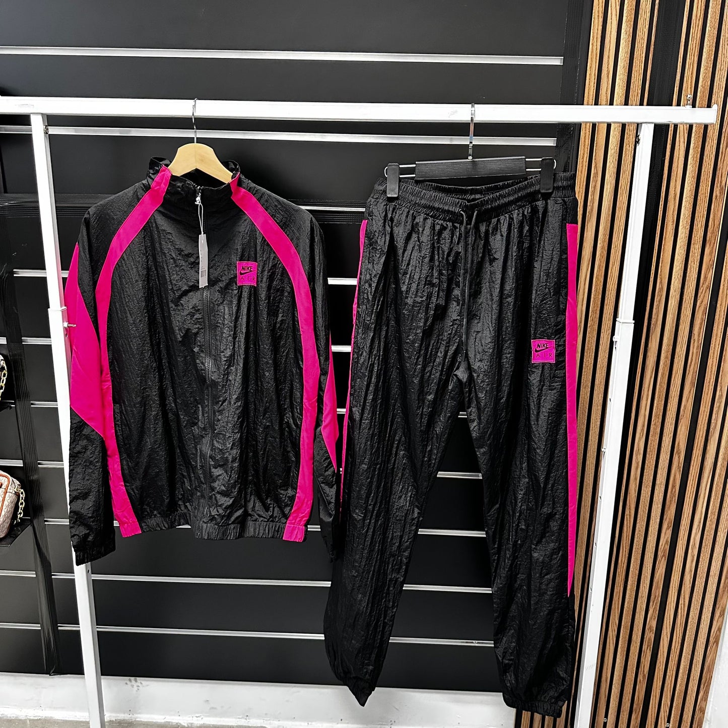 Chandal Nike negro logo rosa lineas rosas