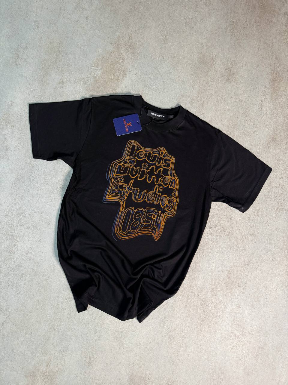 Camiseta LV negro logo naranja