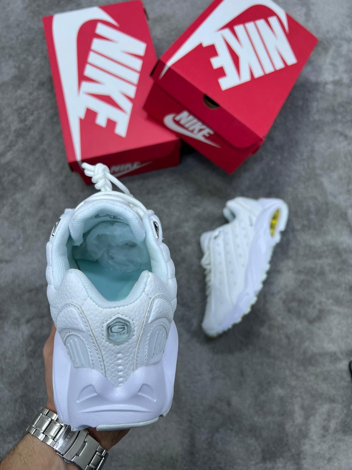 Nocta blanco logo plateado