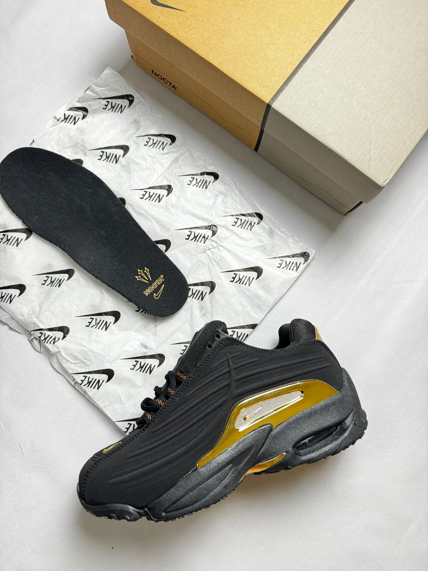 Nike nocta negro logo dorado