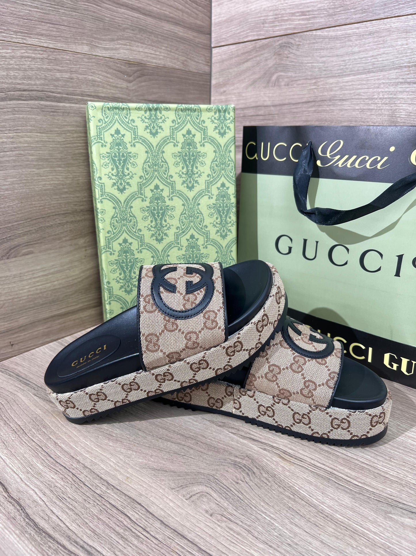 Chancla Gucci mujer terciopelo marron logo negro