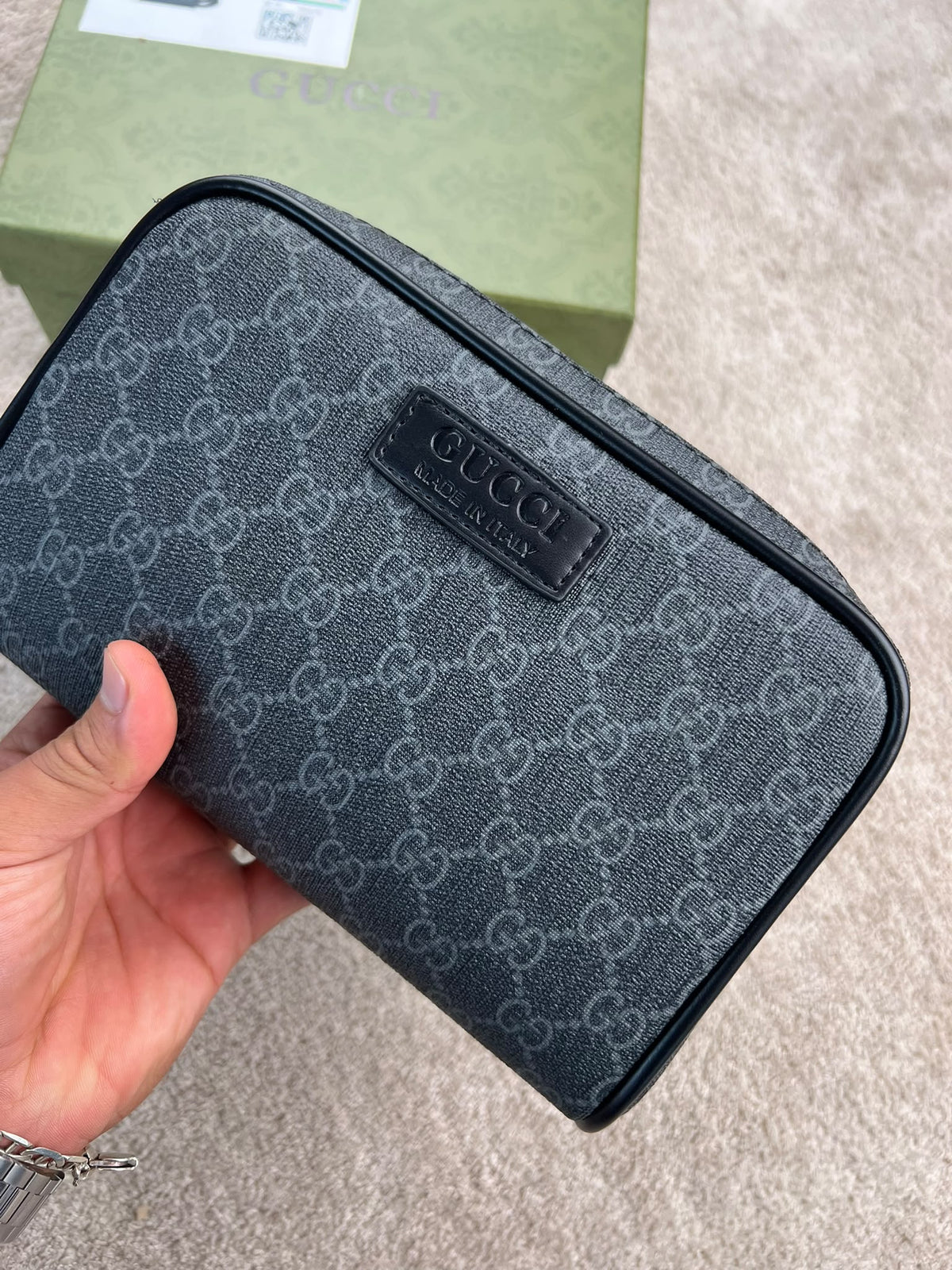 Bandolera Gucci gris detalles negros