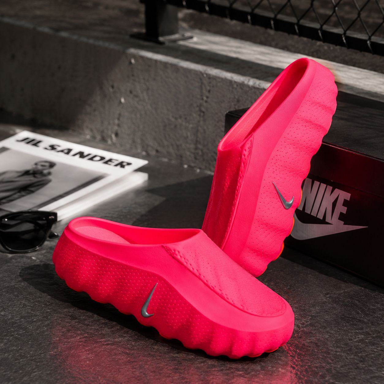 NIKE CALM MULE ROSA LOGO PLATEADO